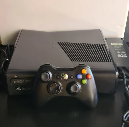 XBOX 360 SLIM 500GB DESBLOQUEADO C/ 80 JOGOS NA MEMÓRIA INSTALADOS_C/ GARANTIA_SOMOS LOJA 