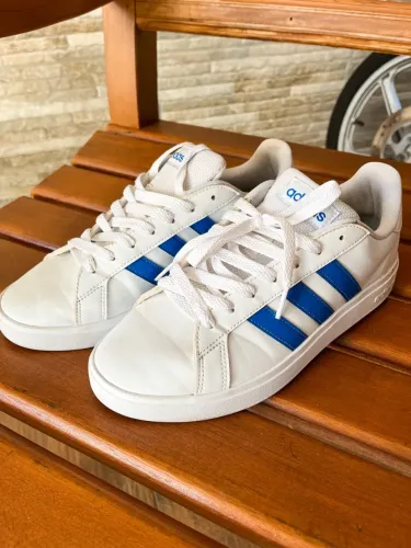 Tênis Adidas Grand Court original - Branco com listras azuis 39