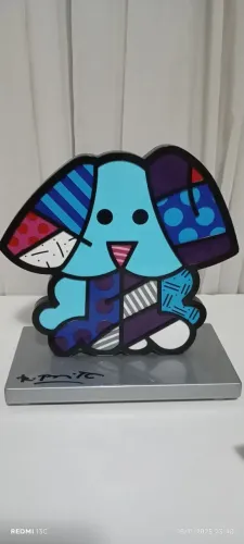 Escultura de cachorro azul