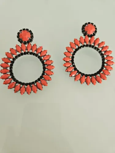 Argola de rodio negro com pedras vermelhas 