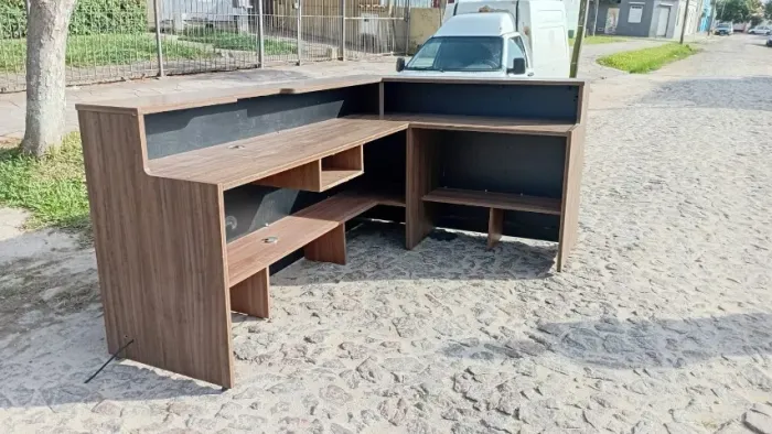 Balcão de atendimento comercial em MDF - Formato de L