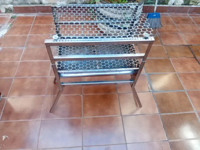 Churrasqueira dobrável com 2 grelhas