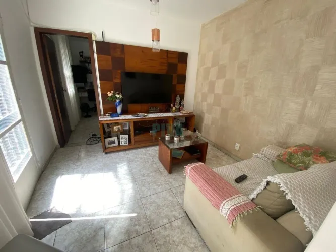 Casa com barracão a 50 metros da Av. Abílio Machado.