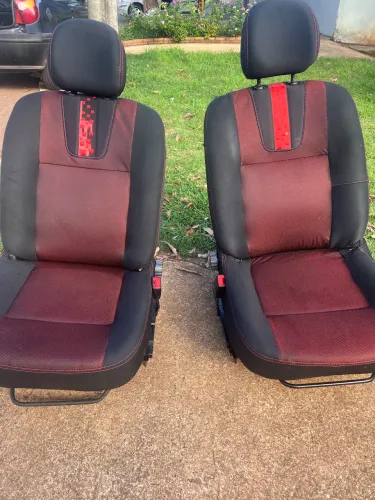 Par de bancos para adaptar do Renault Sandero Stepway 2013