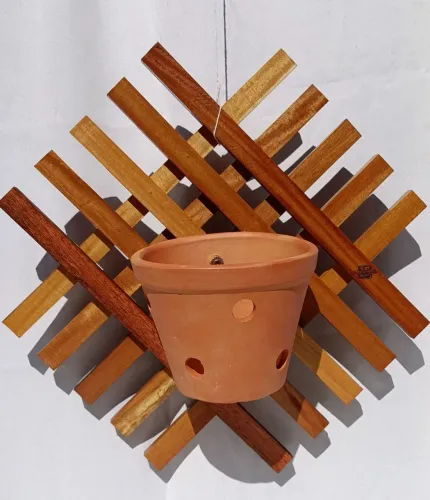 Painel ripado com vaso para flores 