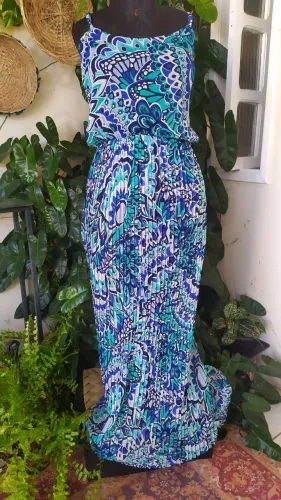 Vestido longo florido plissado em crepe 