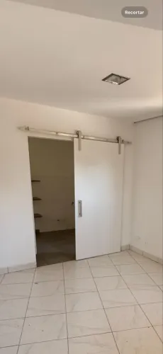 porta de correr branca com trilho aparente