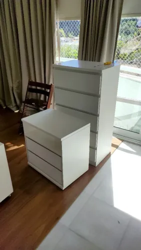 Uma mesinha de cabeceira e 2 gaveteiros