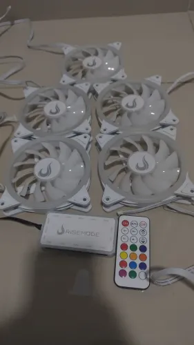 Kit 5 fans branca risemode rgb com controladora e controle, usado 3 meses
