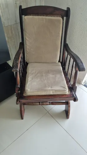 Cadeira de balanço de palhinha com estofado