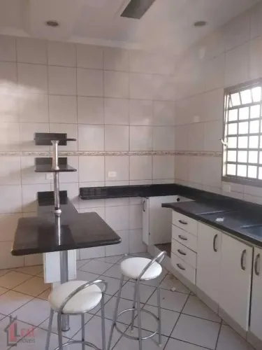 Casa para Venda em Martinópolis, CENTRO, 3 dormitórios, 3 suítes, 4 banheiros, 2 vagas