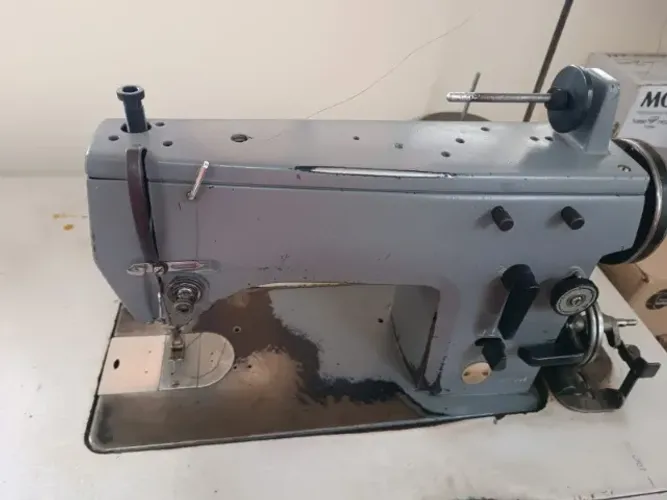 Máquina de Costura Reta Industrial