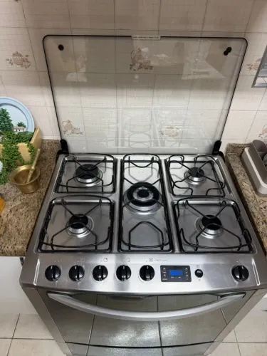 Vendo fogão 6 bocas em ótimo estado (novo) com coifa