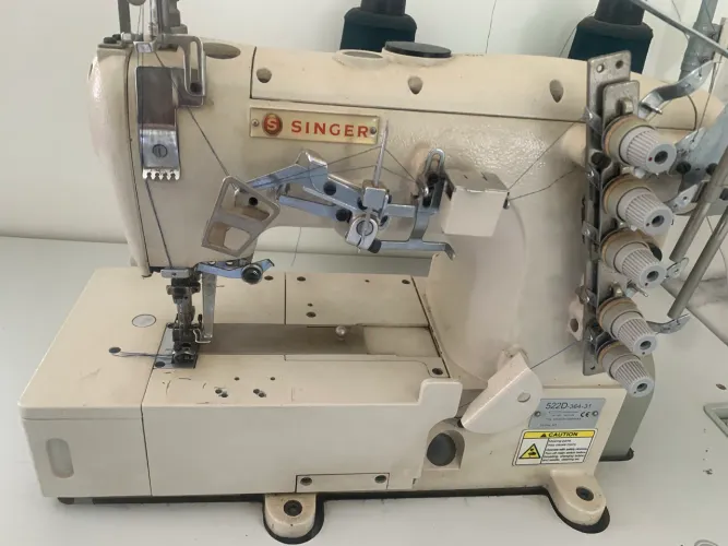 Máquina de Costura Singer