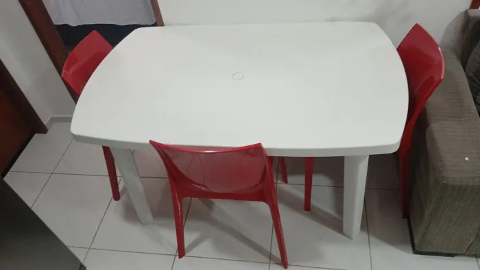 Mesa Tramontina Branca 4 Lugares + 4 Cadeiras da Tramontina Vermelhas (Seminovas)