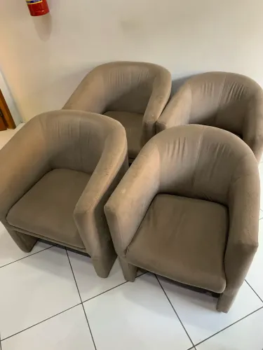 Quatro poltronas desapegando