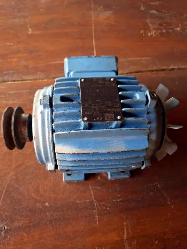 Vendo motor elétrico WEG trifásico de 1 CV (0,75 kW).