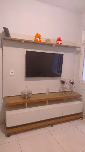 Painel para TV + rack de rodinhas off wite e amadeirado