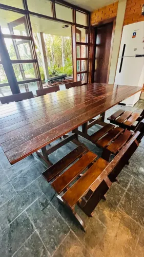 Mesa de madeira maciça com 6 cadeiras!
