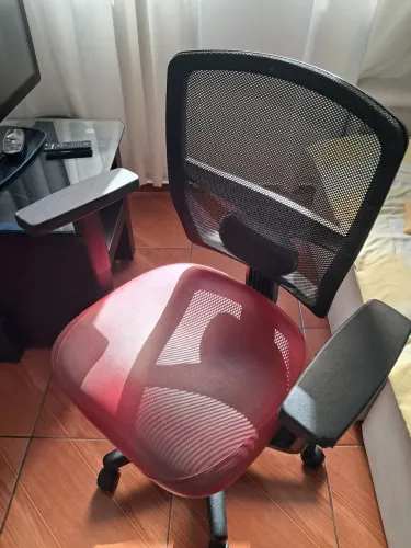 Cadeira para escritório com assento em couro.