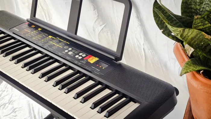 Teclado Yamaha PSR-F52 com Suporte