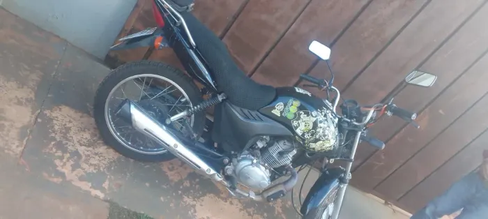 Vendo uma moto Fan preta em dias.documtos ok só transferir.