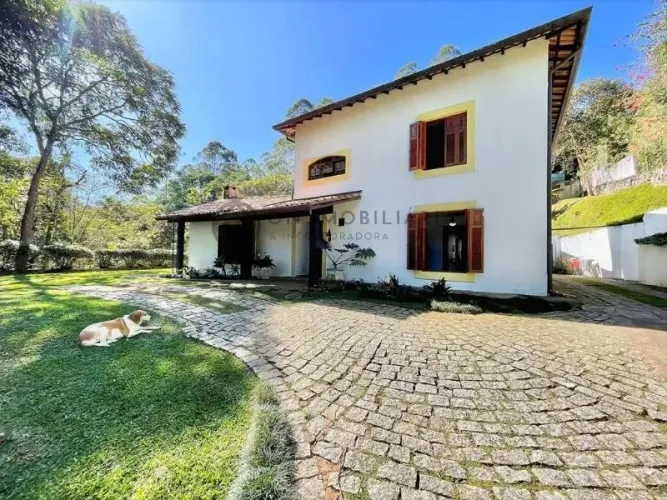 Casa de alto padrão à venda em Embu das Artes-SP: 3 quartos, 1 suíte, 3 salas, 4 banheiros
