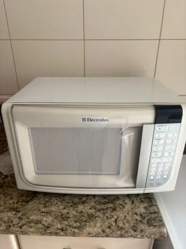 Micro-ondas 31 esta funcionando Porém quando coloca na tomada ele faz um barulho