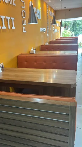 Conjunto sofá Booth + mesas