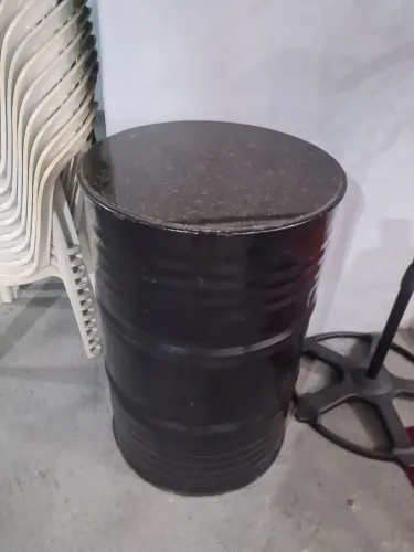 Tambor púlpito com tampo de mármore lindo.
