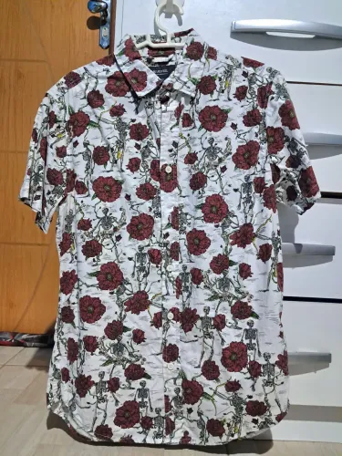 Camisa Social Estampada Flores e Caveiras