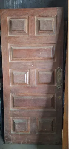 Porta antiga em madeira maciça 0,90 X 2,10 madeira bruta, pesada.