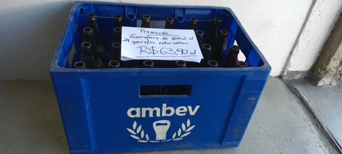 Garrafeira com 24 garrafas de 600ml