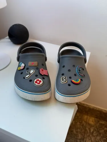 CROCS POUCO USADO