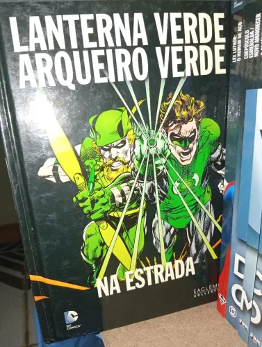 Lanterna verde/ Arqueiro verde na estrada 