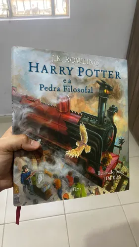 Livro ilustrado Harry Potter e a Pedra Filosofal