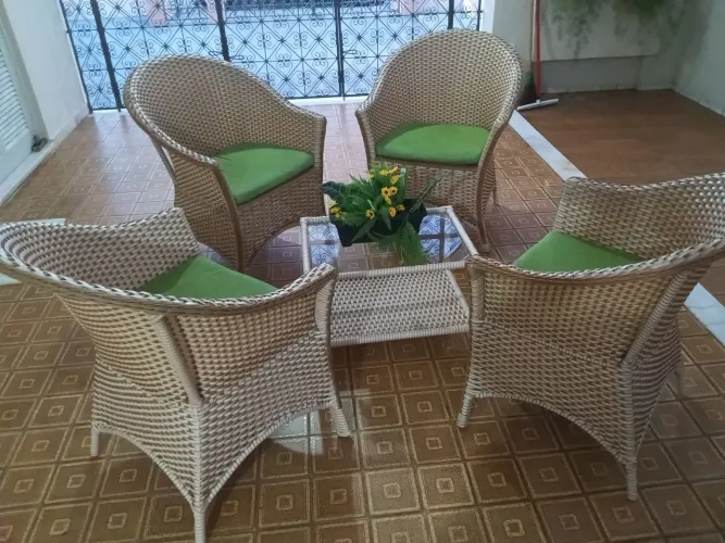 Conjunto de 04 cadeiras e centro em vime