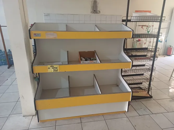 Freezer, fatiador de queijo, balança, prateleira expositor ( fruteira e paozeira)