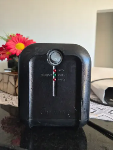 estabilizador de voltagem Enermax da linha Exs II, com potência nominal de 1000 VA