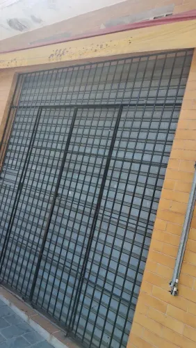 Salão comercial com banheiro..balcão..lavatório..porta e grade
