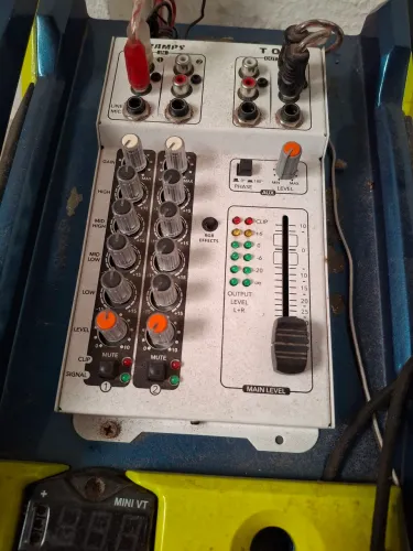 Mesa de som taramps semi nova