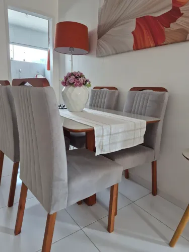Mesa de madeira com tampo de vidro e 4 cadeiras em madeira e tecido