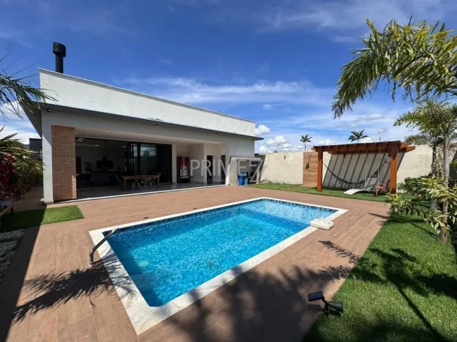 Casa térrea à venda no condomínio Terras de Ártemis, no bairro Ártemis em Piracicaba-SP.