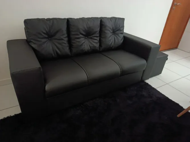 SOFÁ NOVO LUXUOSO EM COURO( MENOR VALOR)
