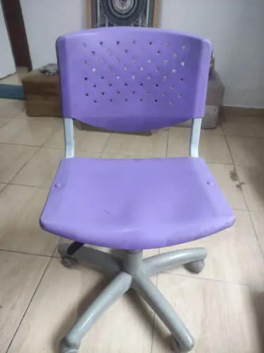 Cadeira giratória de polipropileno lilás com base cinza