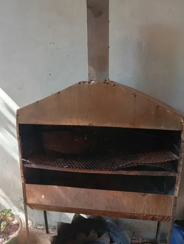 Vende se uma churrasqueira de alumínio perfeita...tem rodinhas..muito boa 