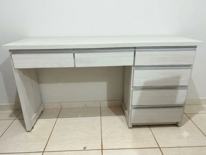 Escrivaninha com 6 gavetas
