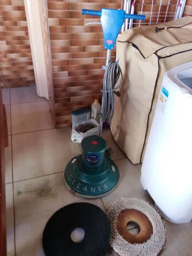 Enceradeira clener 400 com escova e bucha funcionando perfeitamente 1850 reais