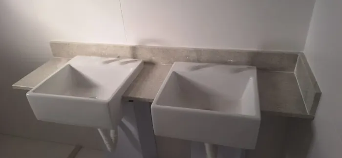 Pia para banheiro em Granito Itaunas 1,40 x 0,35, cuba semi embutida Celite