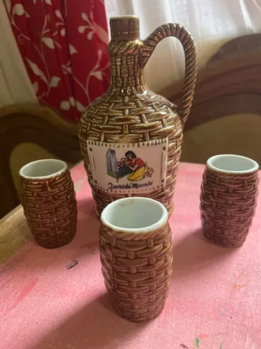 jogo de bebida vintage de cerâmica esmaltada, com textura que imita palha trançada